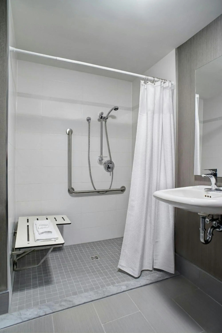 Photo - Courtyard by Marriott Toronto Downtown