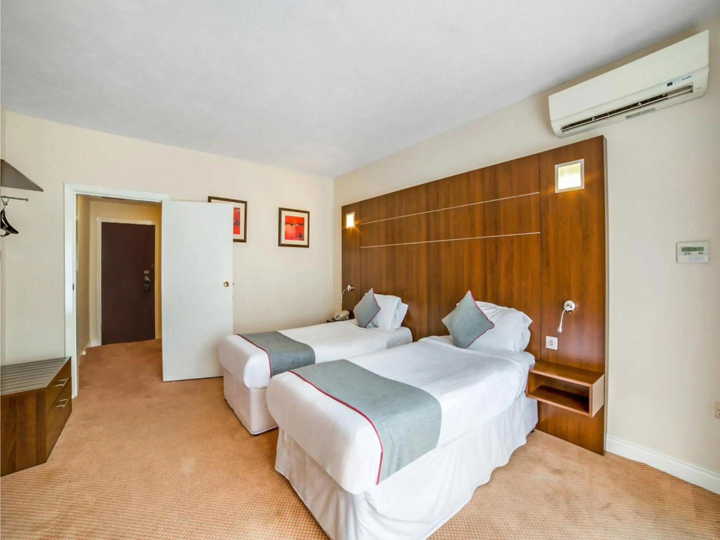 Photo - OYO The Bridge House Hotel