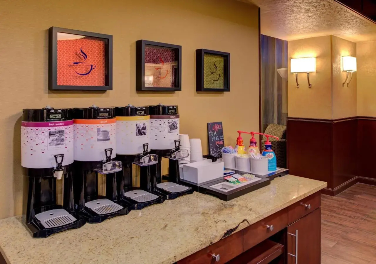 Photo - Hampton Inn & Suites Ontario