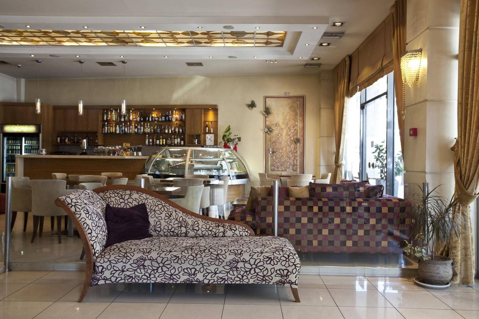 Photo - Crystal City Hotel