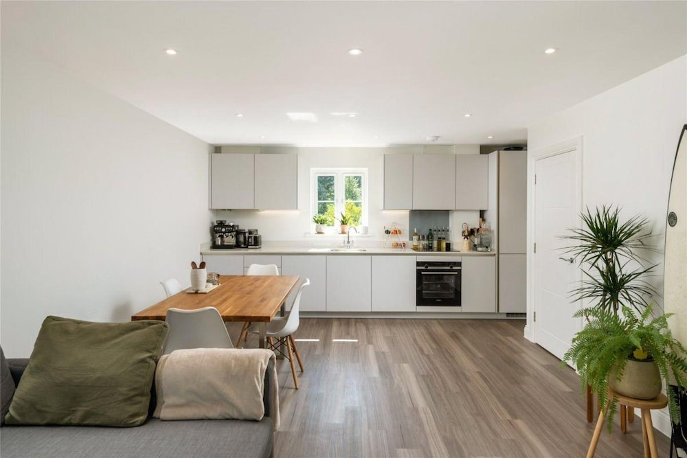 2 Bed 2 Bath Apt Close to Reigate Station - 2230