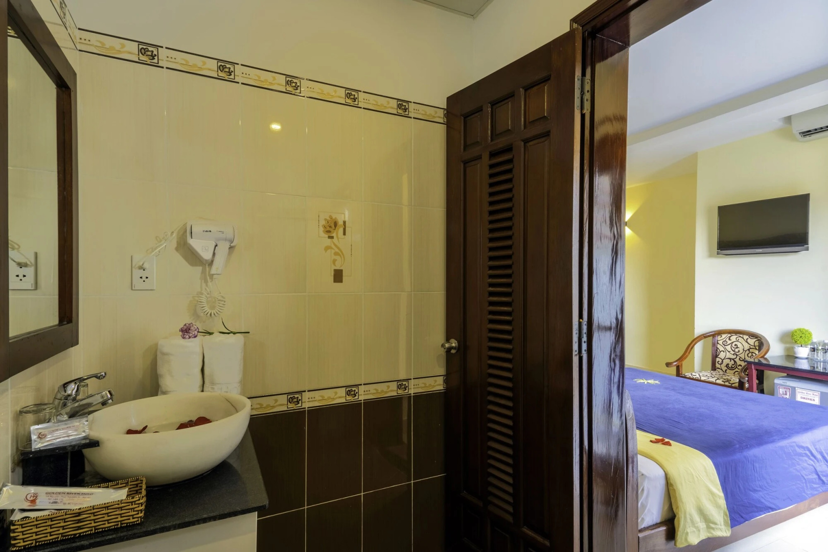 Photo - Golden River Hotel