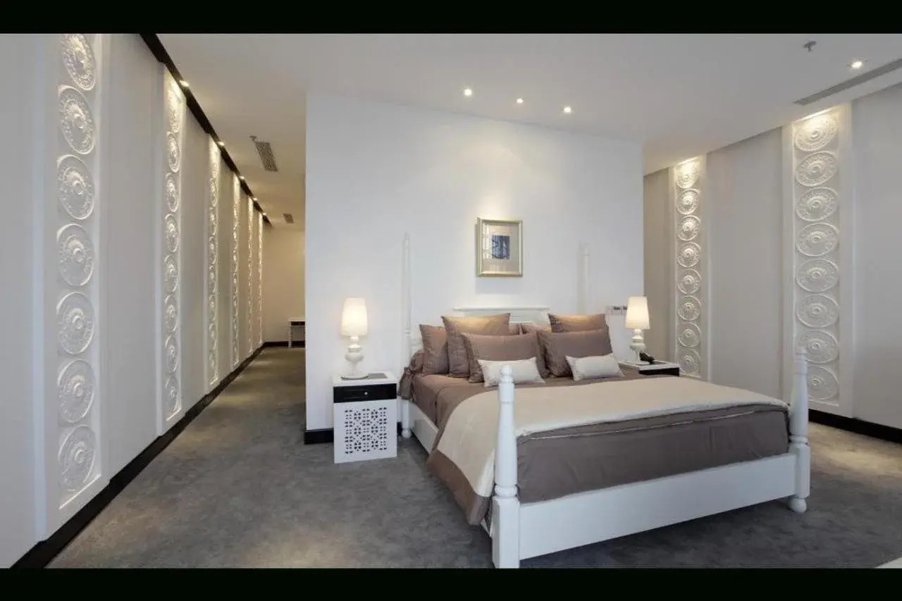 Photo - Chloe Gallery