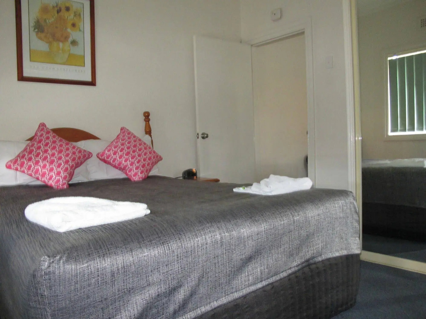 Photo - Hampton Court Apartments