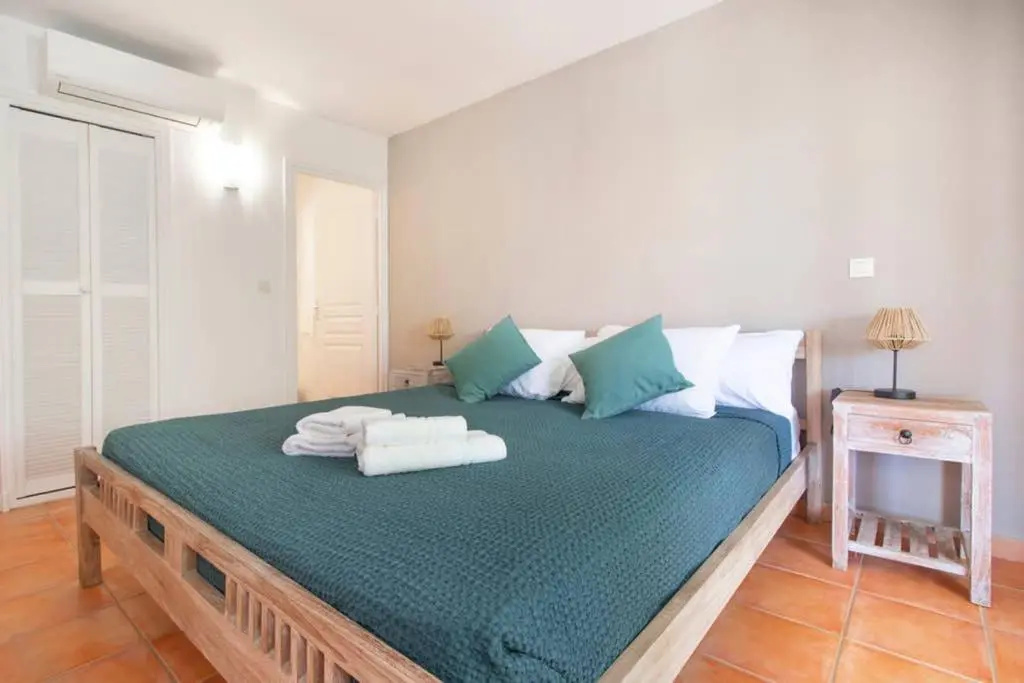 AQUAMARINE, 2 bedroom beach house and private pool, Orient beach!