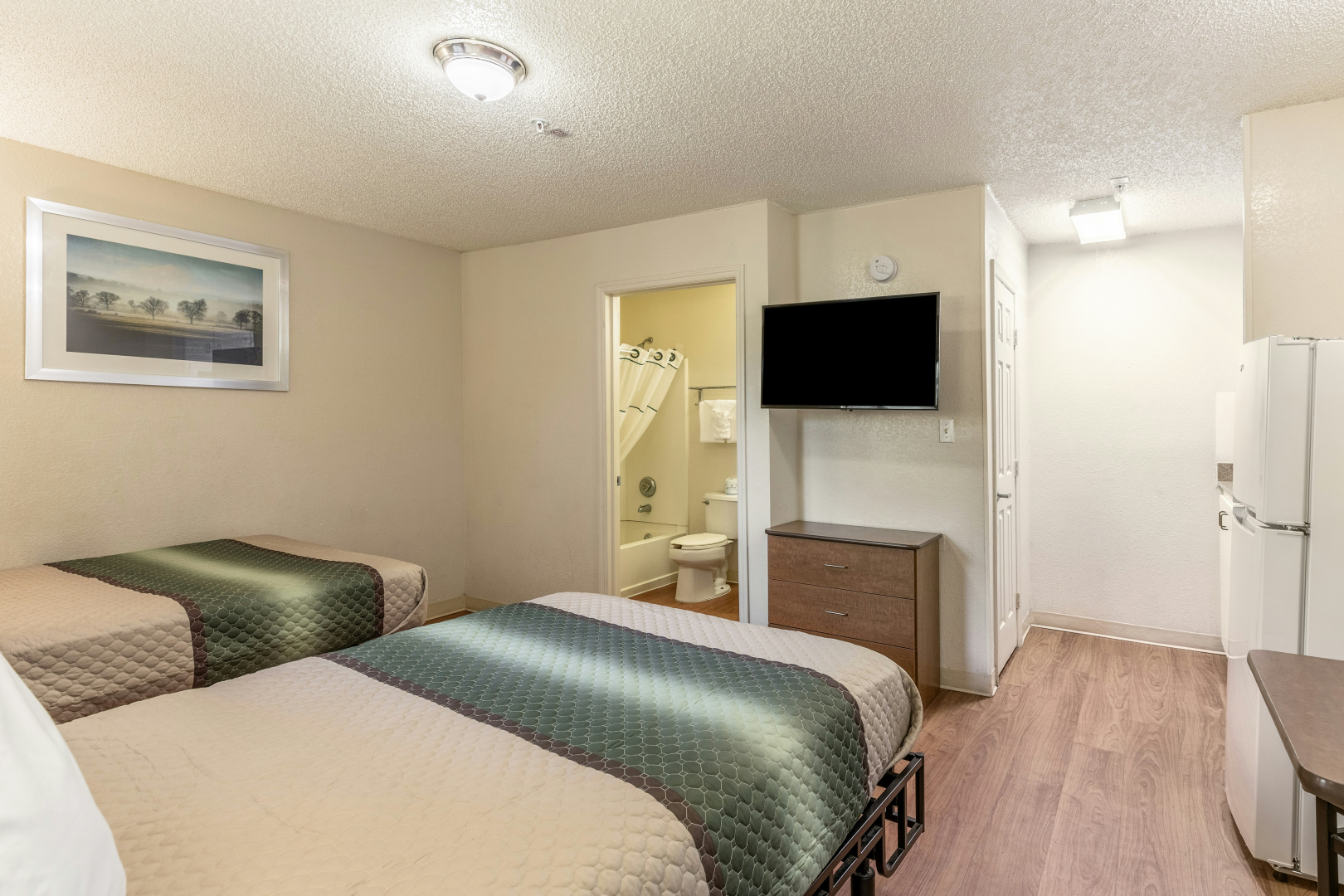 Photo - HomeTowne Studios by Red Roof Orlando - Casselberry