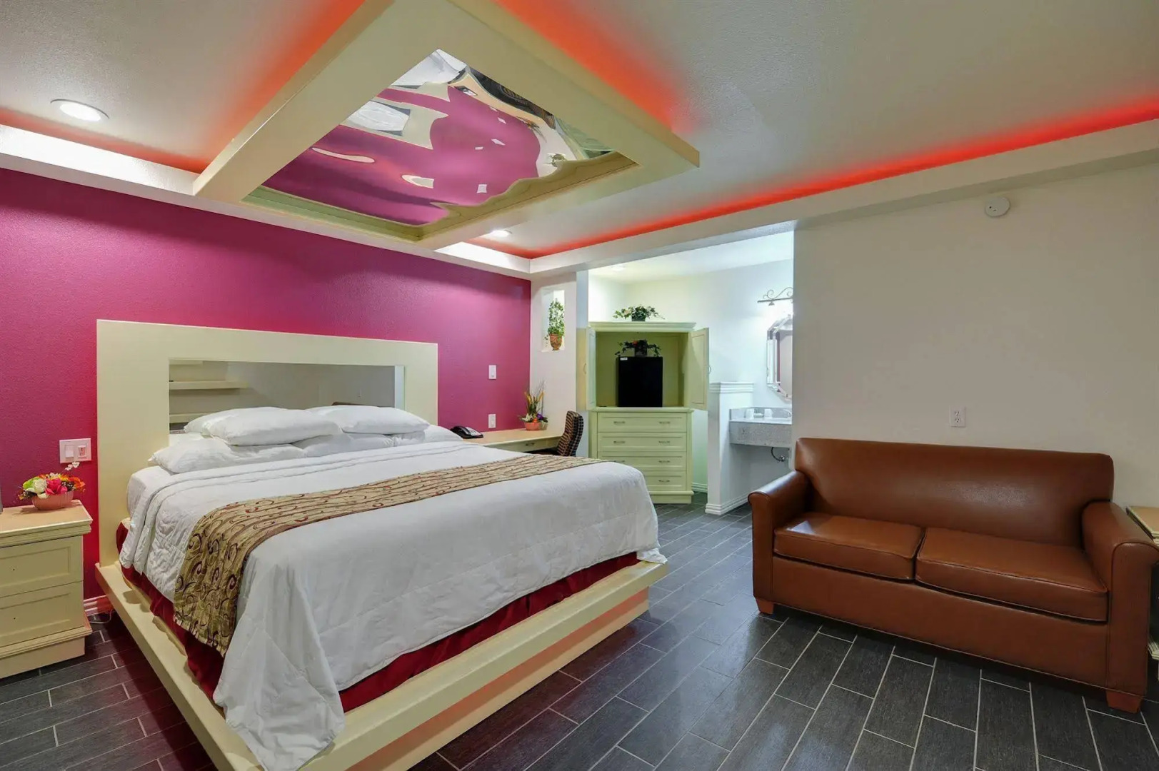 Photo - Romantic Inn & Suites