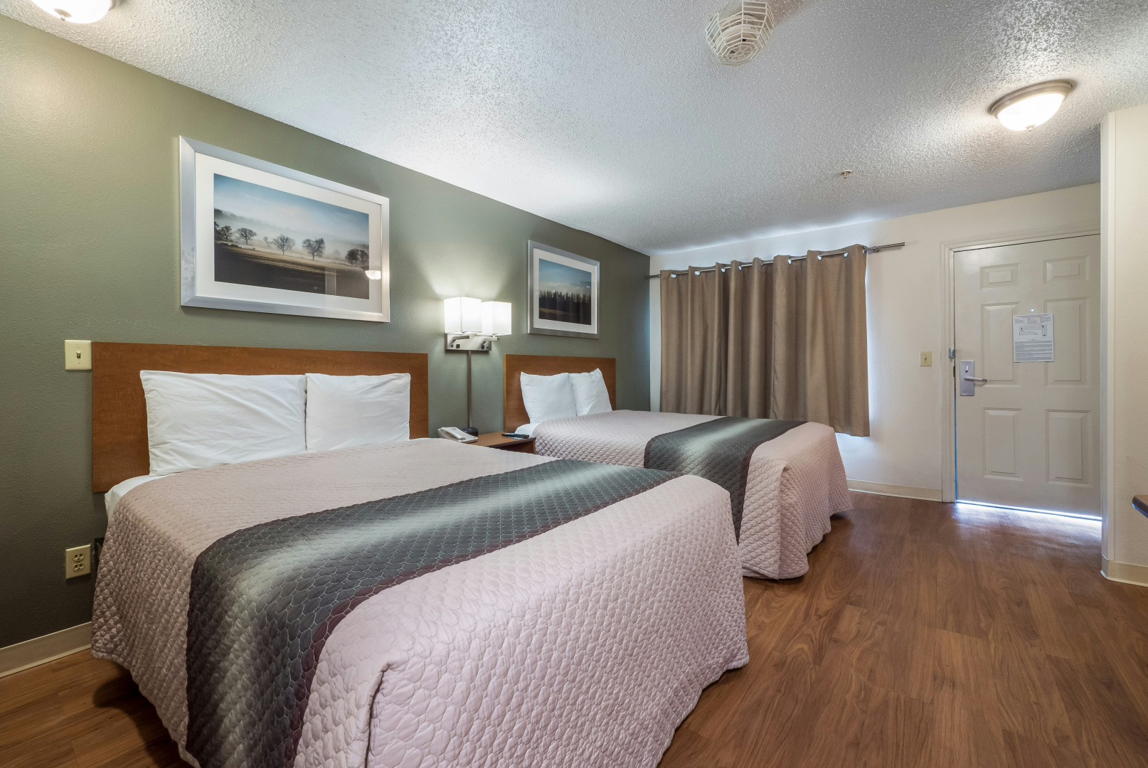 Photo - HomeTowne Studios by Red Roof Orlando South