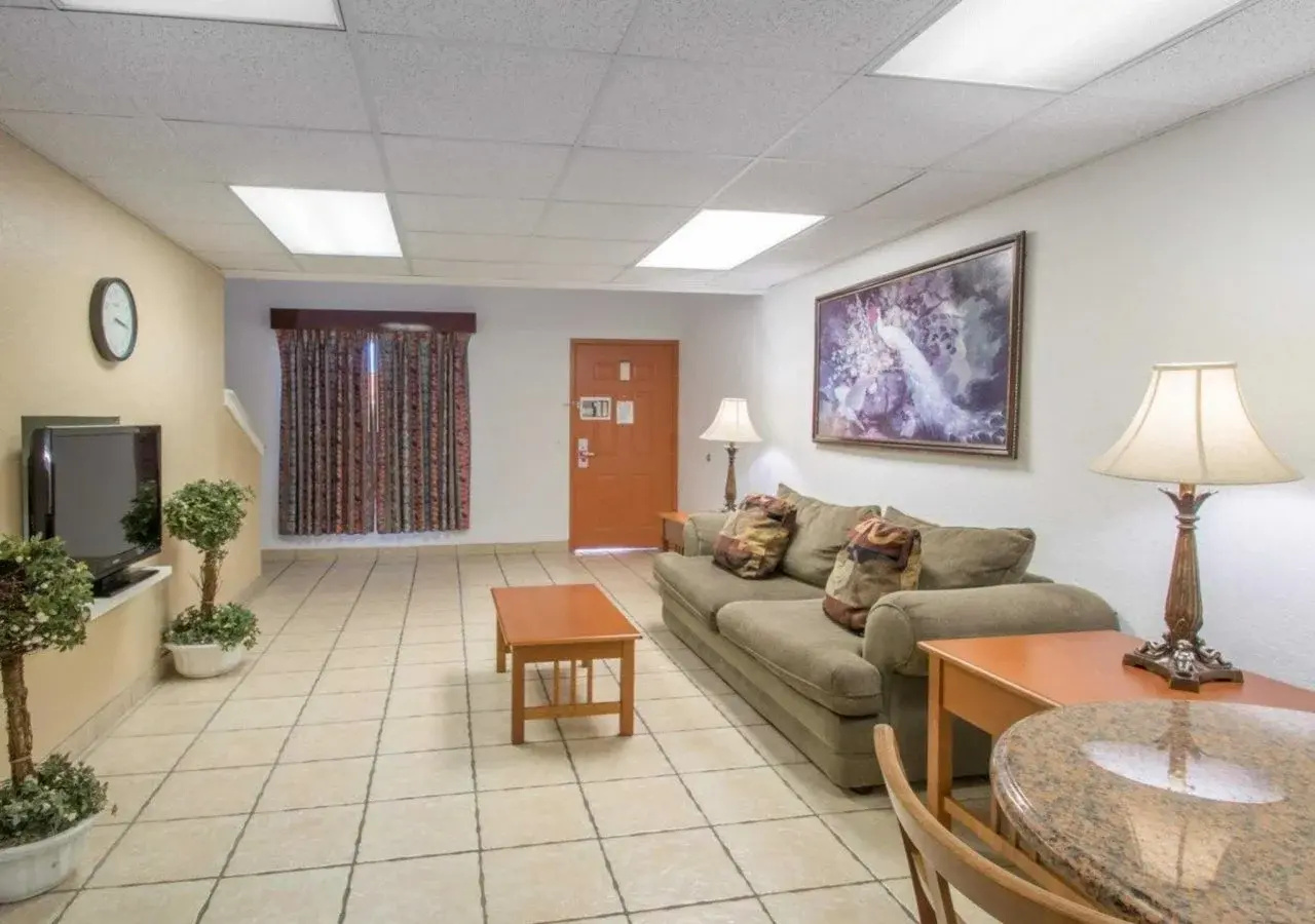 Photo - Econo Lodge Airport - RJ Stadium