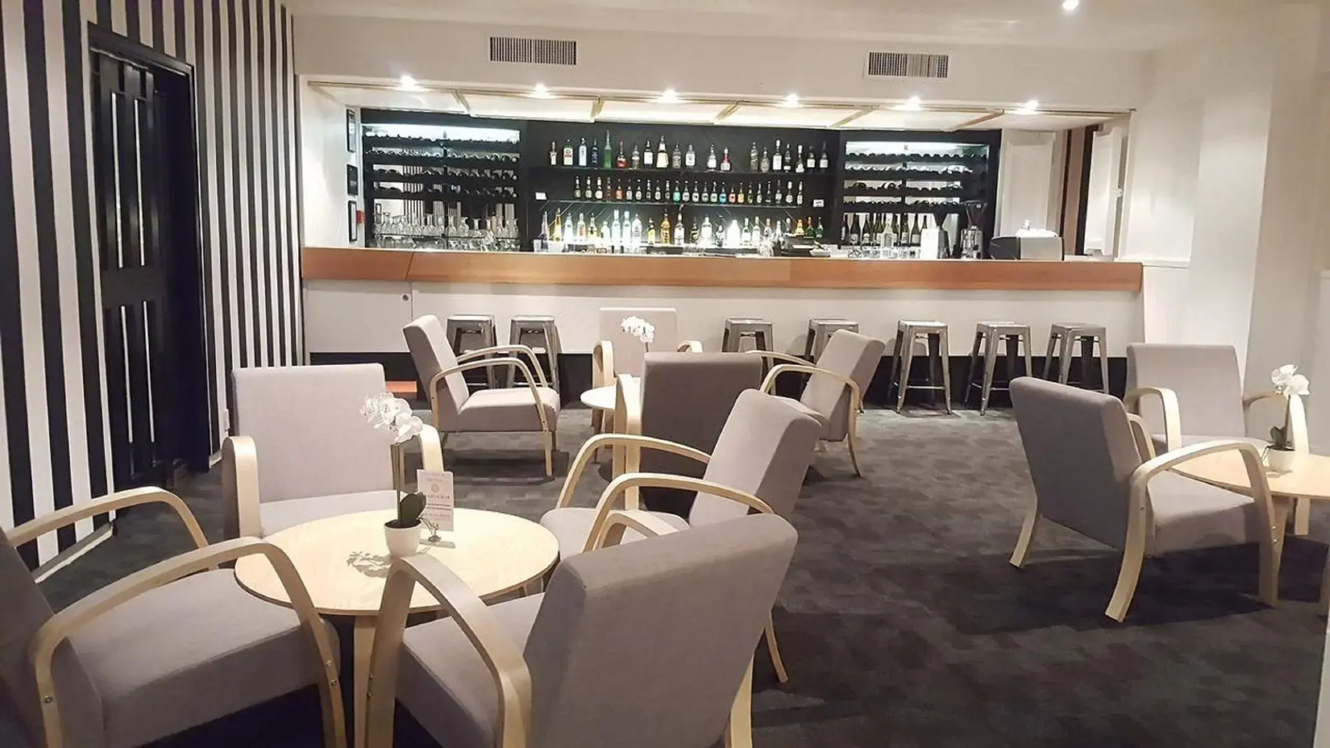 Photo - Bay Plaza Hotel