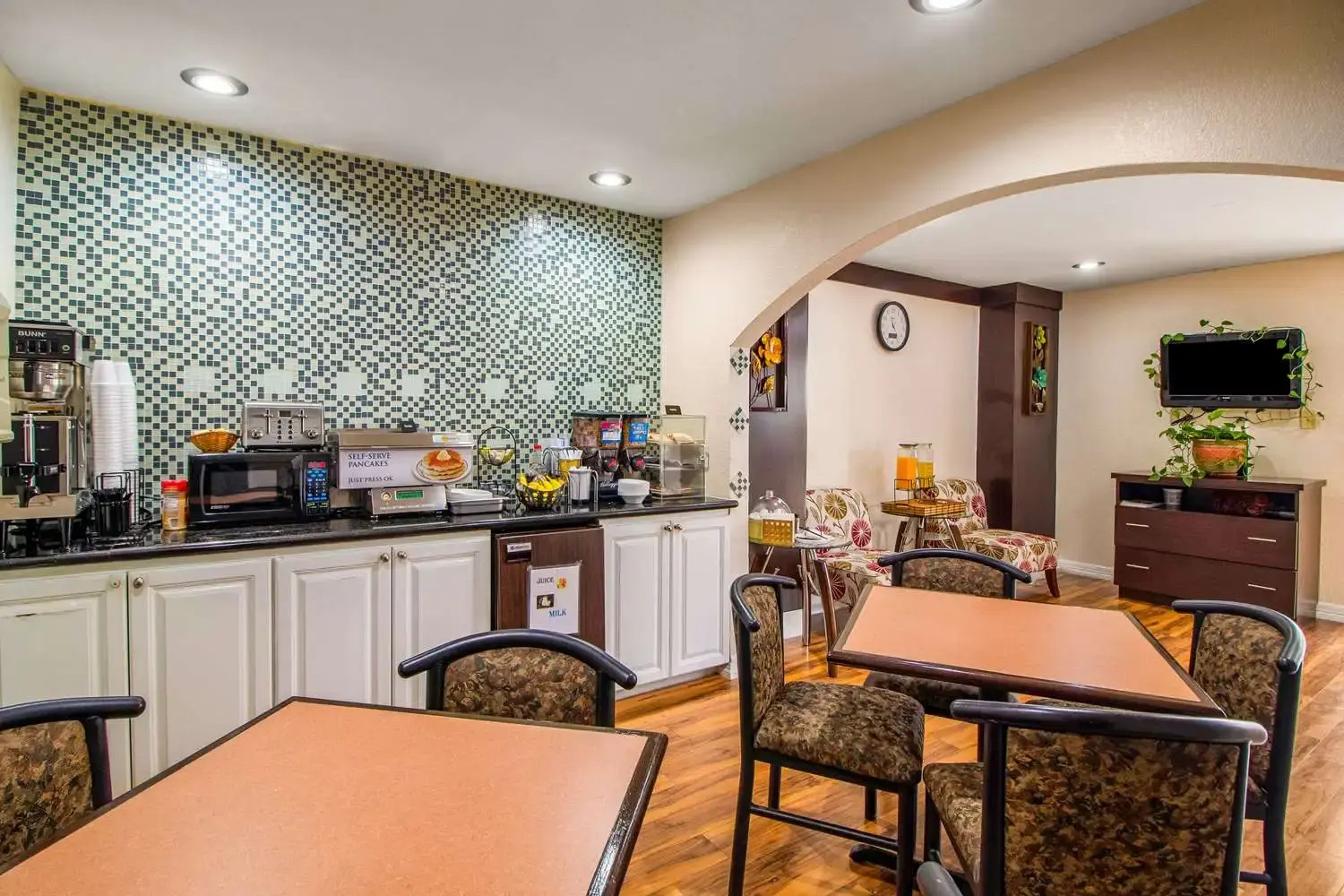 Photo - Rodeway Inn & Suites