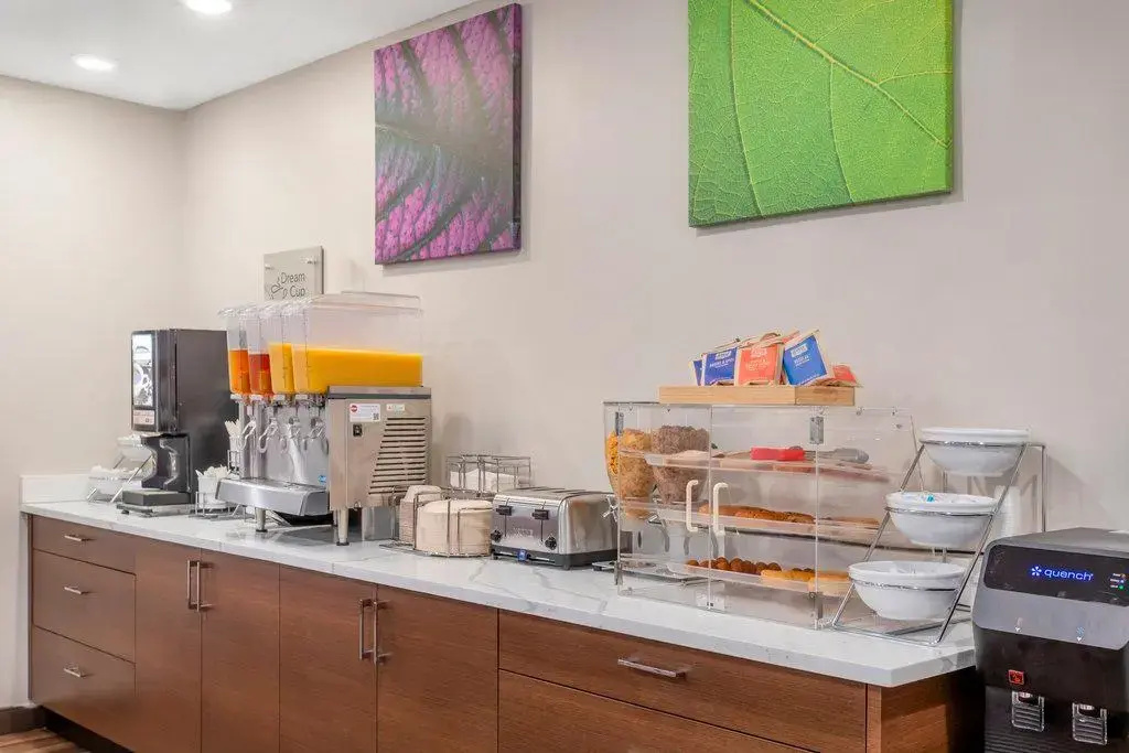Photo - Red Roof PLUS+ Brooklyn - 3rd Ave
