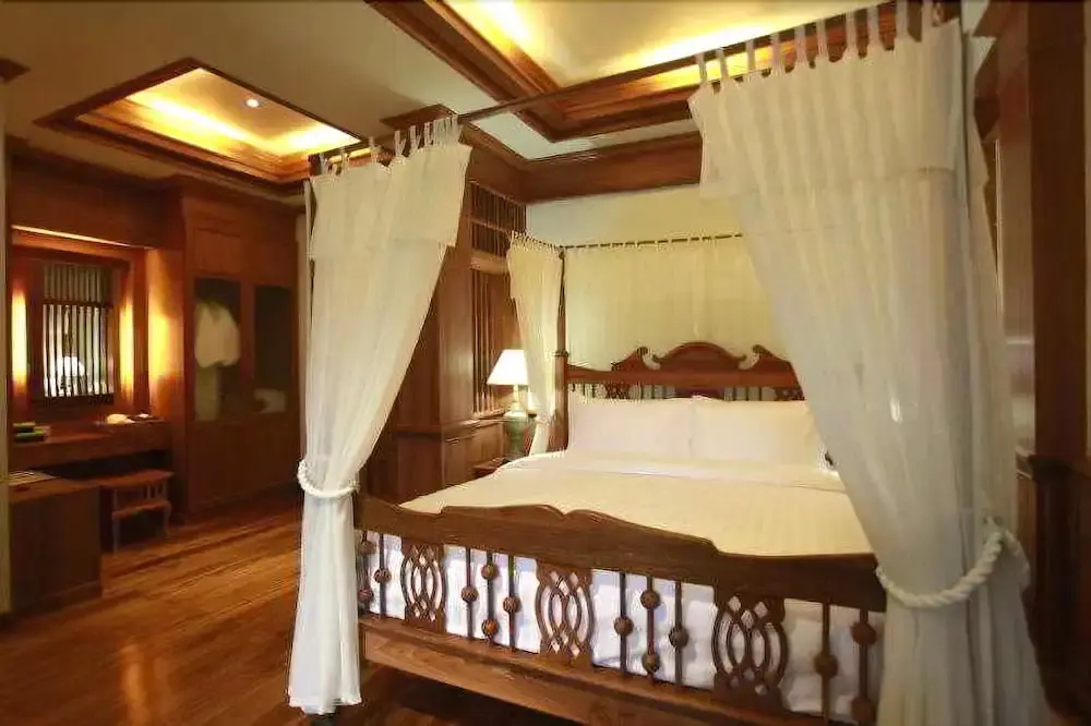 Photo - Rich Lanna House