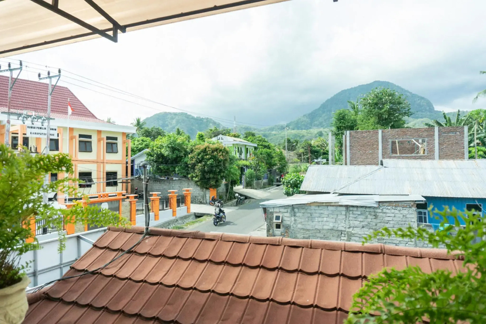 Photo - RedDoorz near H. Hasan Aroeboesman Airport