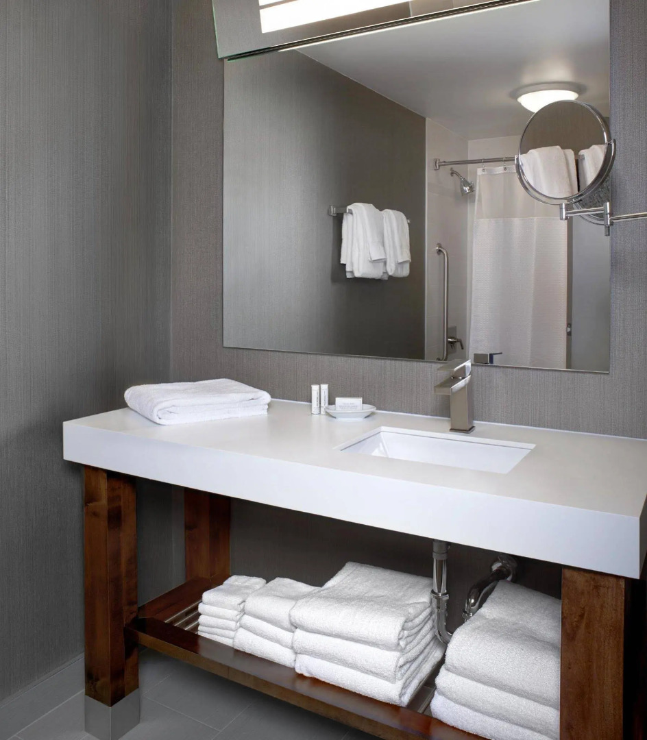 Photo - Courtyard by Marriott Toronto Downtown