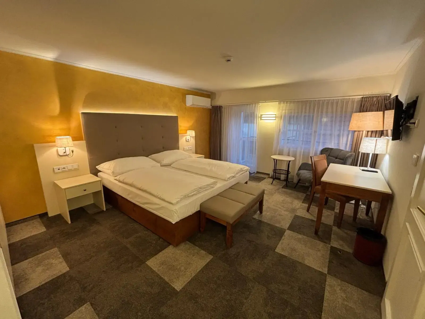 Photo - The Golden Wheel Hotel