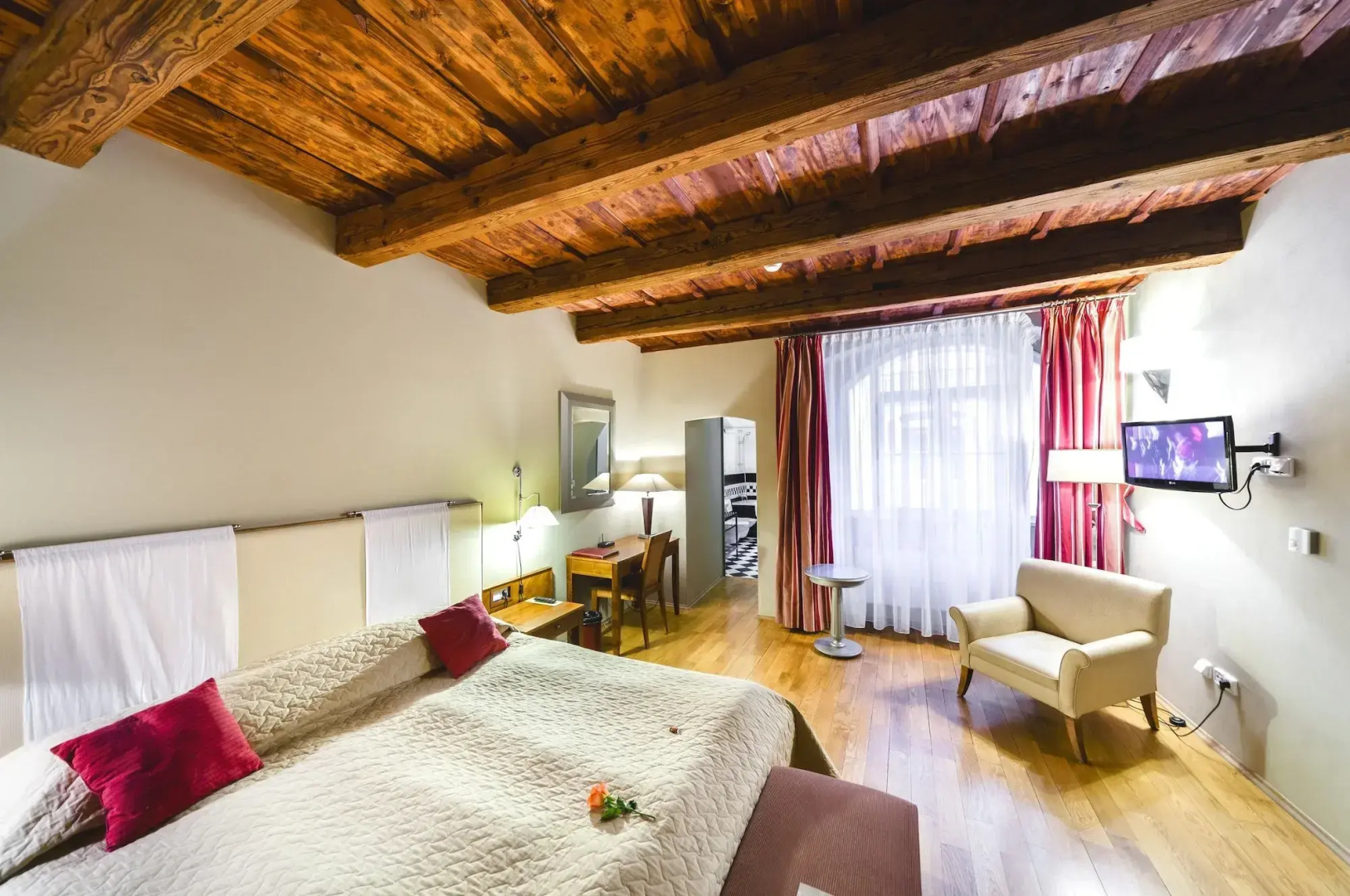Photo - The Golden Wheel Hotel