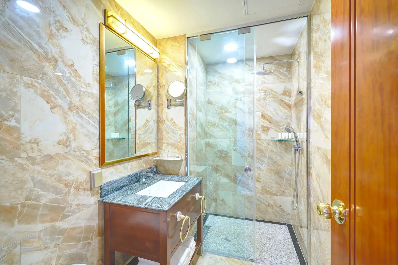 Photo - GoldOne Hotel & Suites