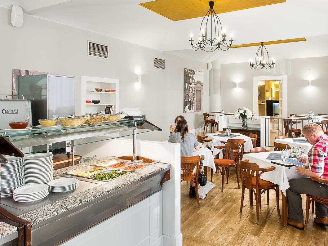 Photo - Three Crowns Hotel