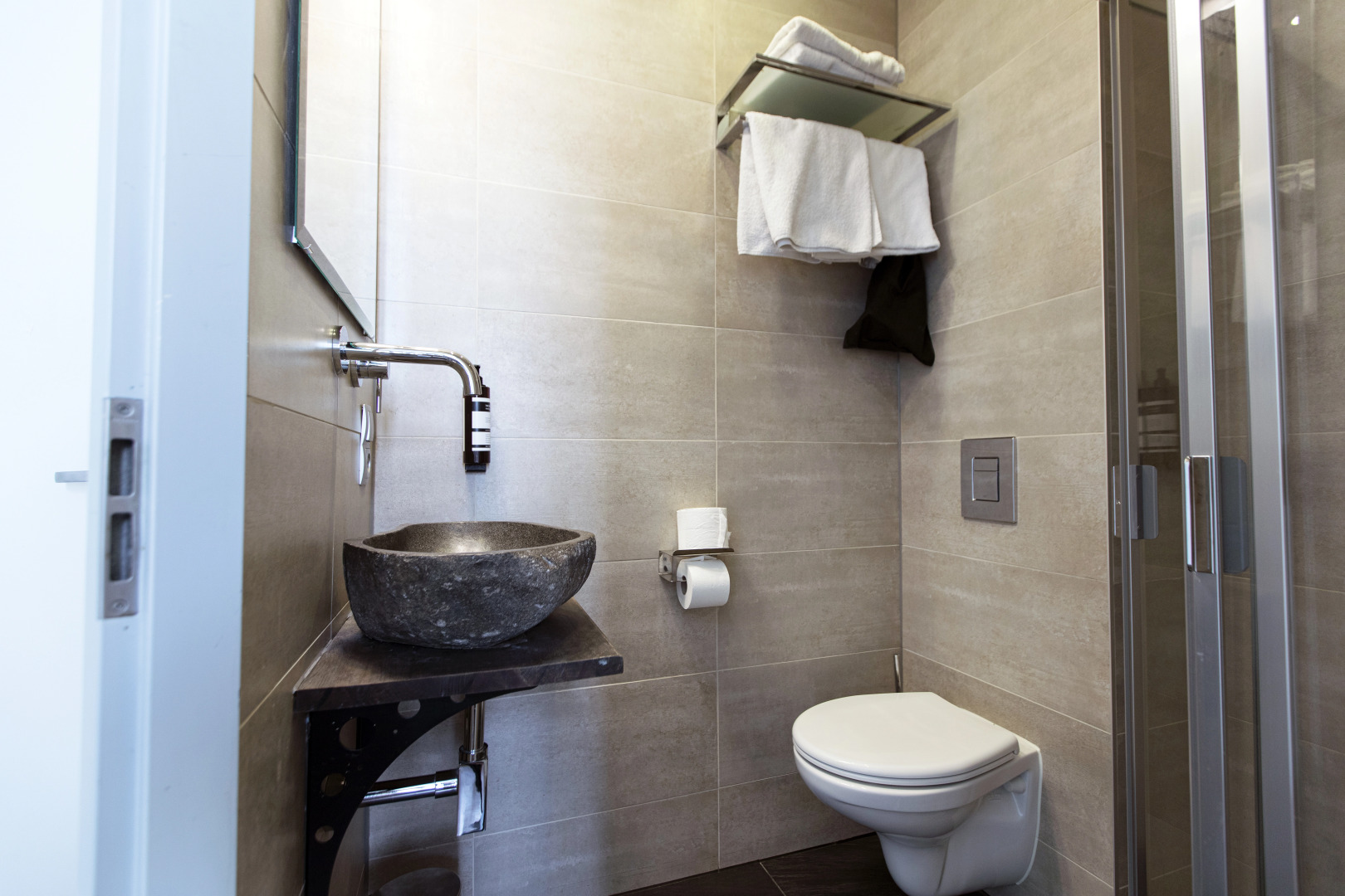 Photo - Quentin England Hotel