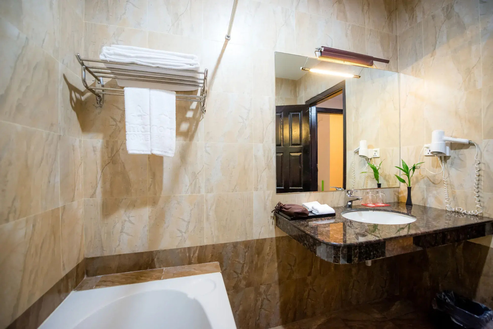 Photo - Almond Hotel Sothearos