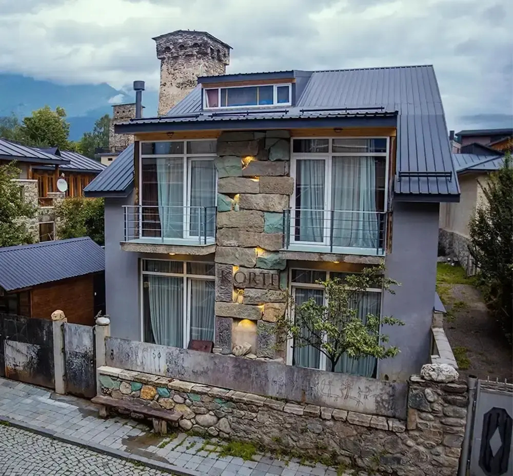 Photo - Korte Hotel Sleeps 14 with Courtyard
