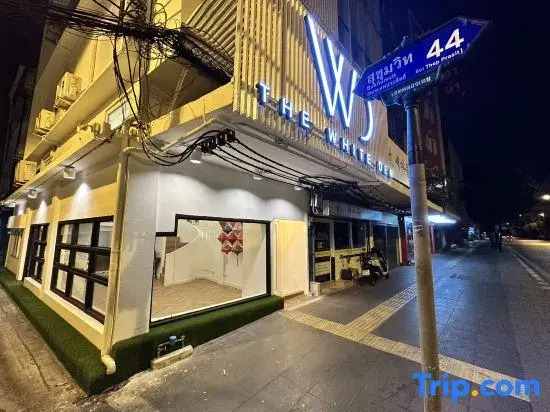 Foto - The White Den Sukhumvit 44
