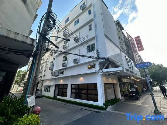 Foto - The White Den Sukhumvit 44