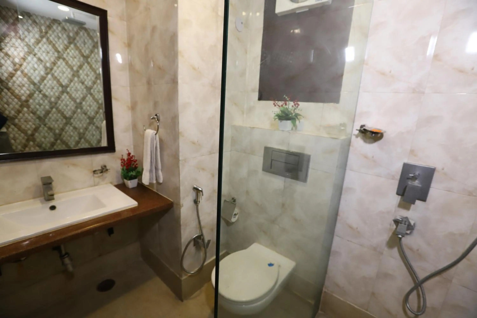 Foto - Hotel Palm Grand Naraina New Delhi - Couple Friendly Local IDs Accepted