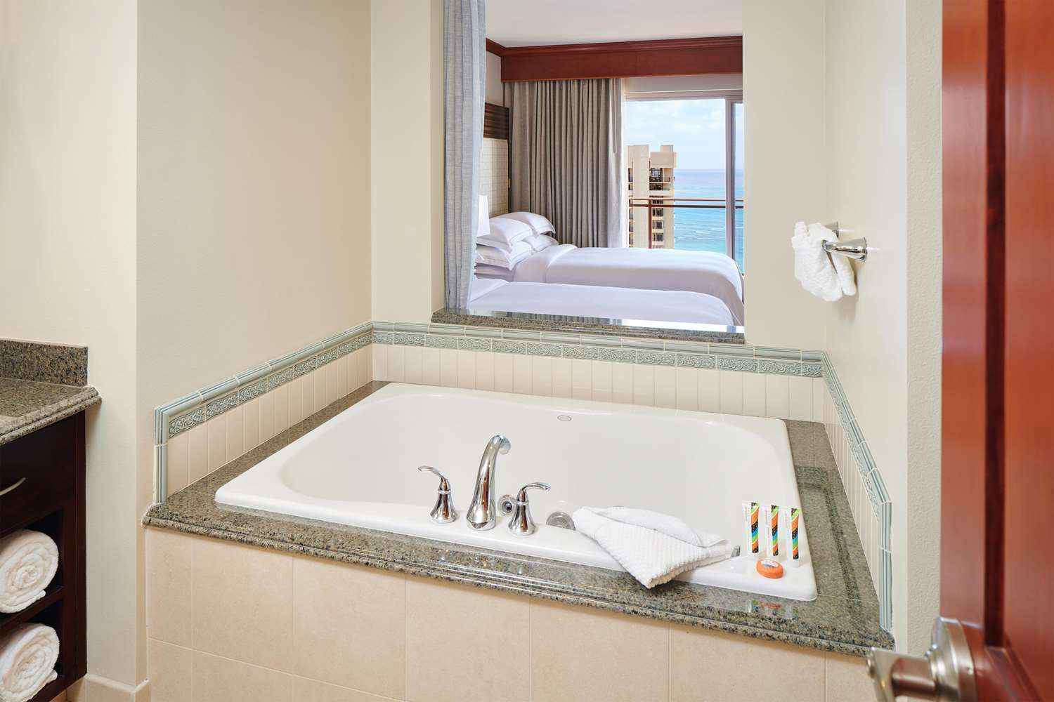 Photo - Hilton Grand Vacations Club Grand Waikikian Honolulu
