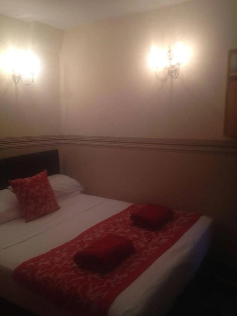 Photo - Glendale Hyde Park Hotel