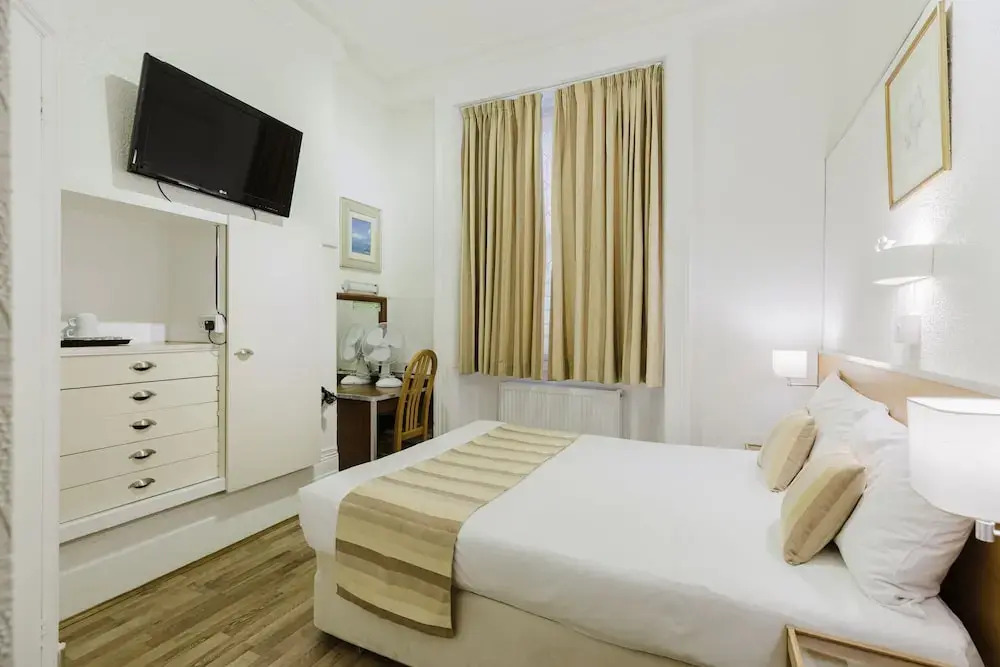 Photo - Falcon Hotel