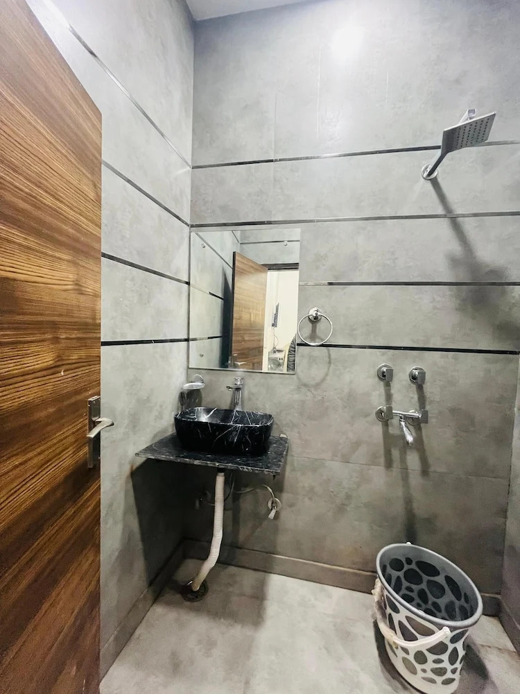 Foto - Roomshala 152 Hotel Sukoon- Near Ramesh Nagar Metro Station