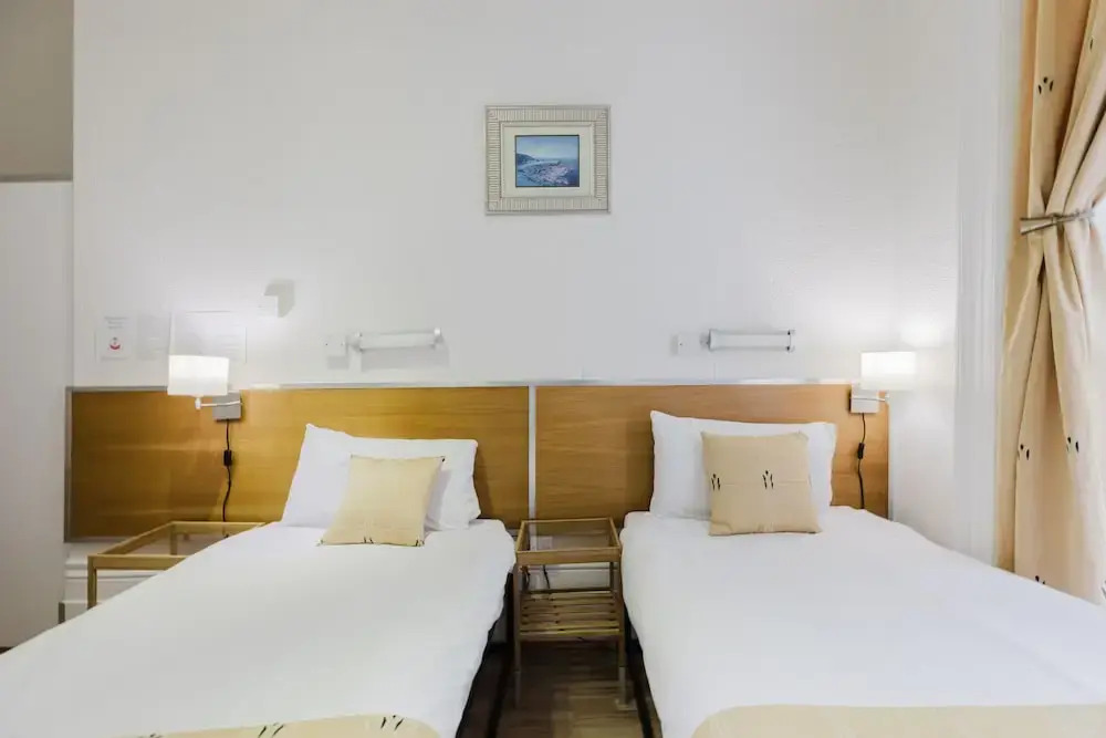 Photo - Falcon Hotel