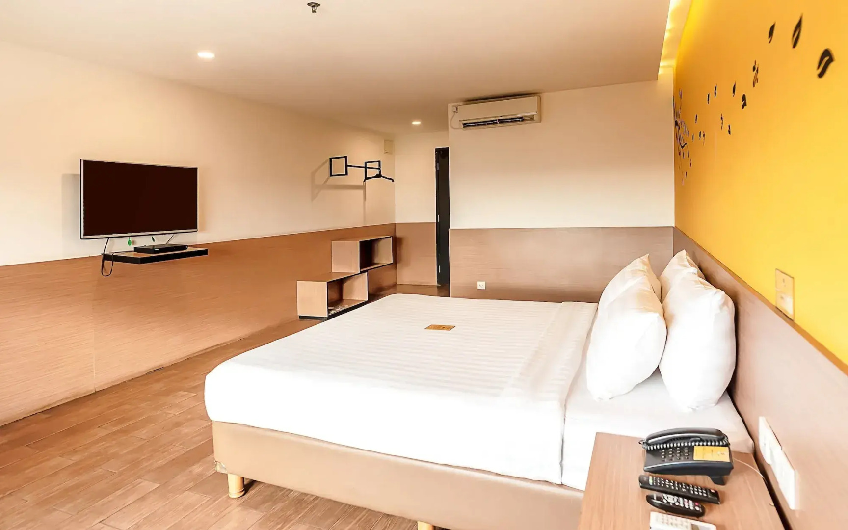 Photo - Yellow Bee Tangerang