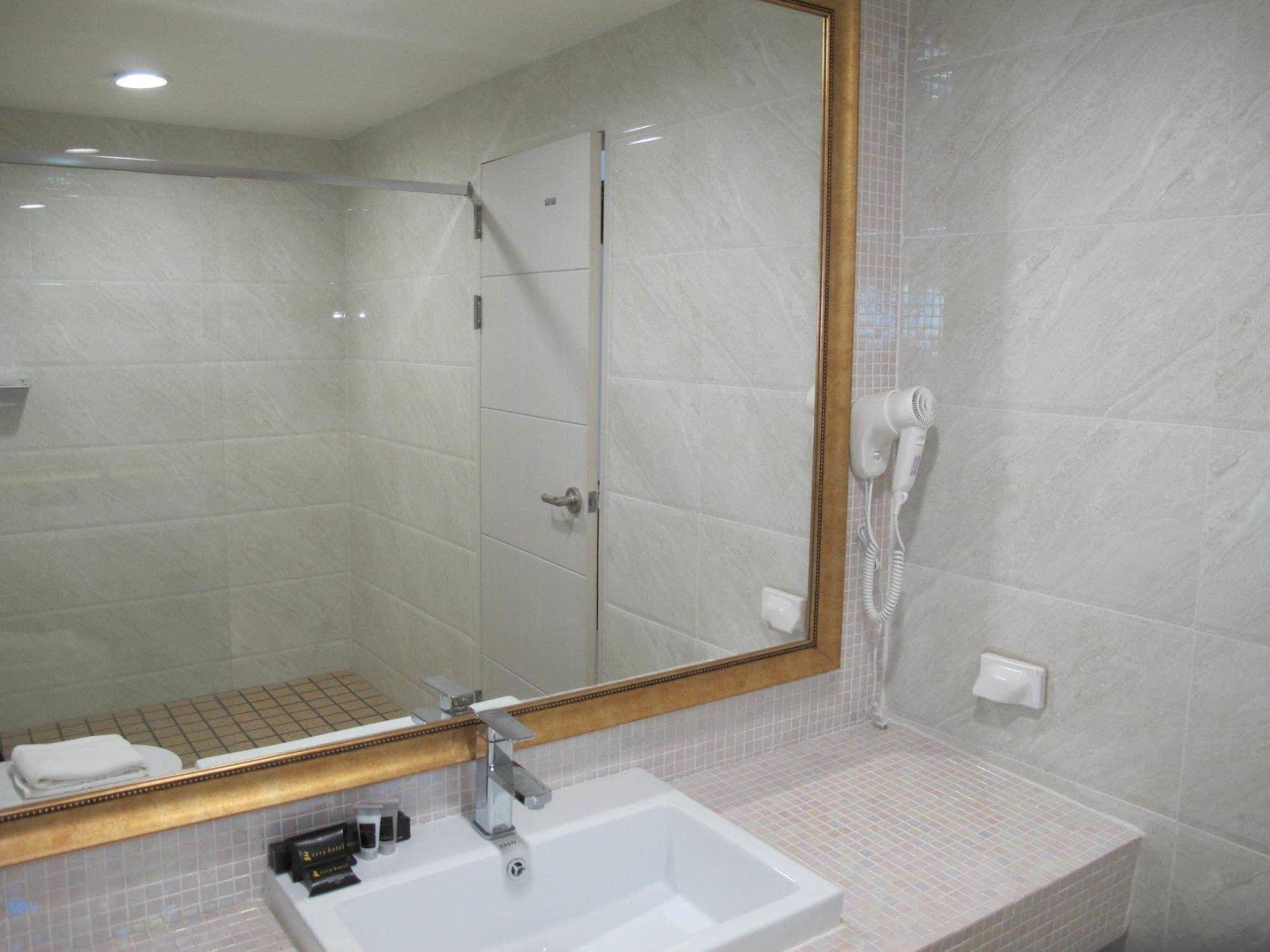 Townhouse Oak Vera Hotel Near Clark International Airport