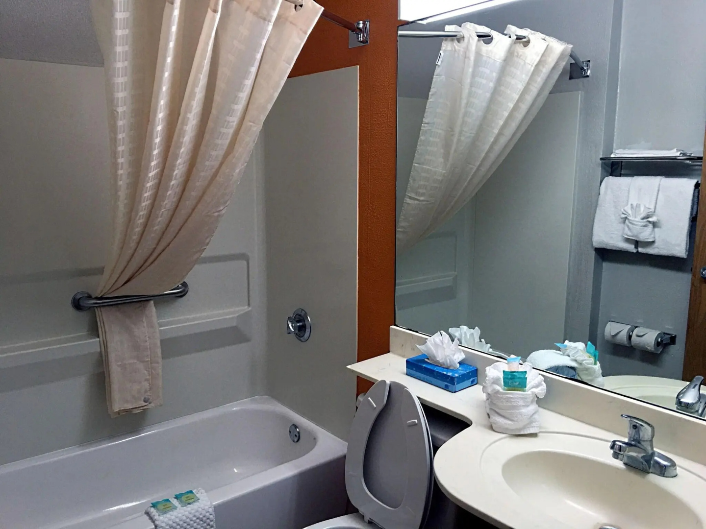 Foto - Hometown Inn & Suites Jacksonville - Butler Blvd./Southpoint