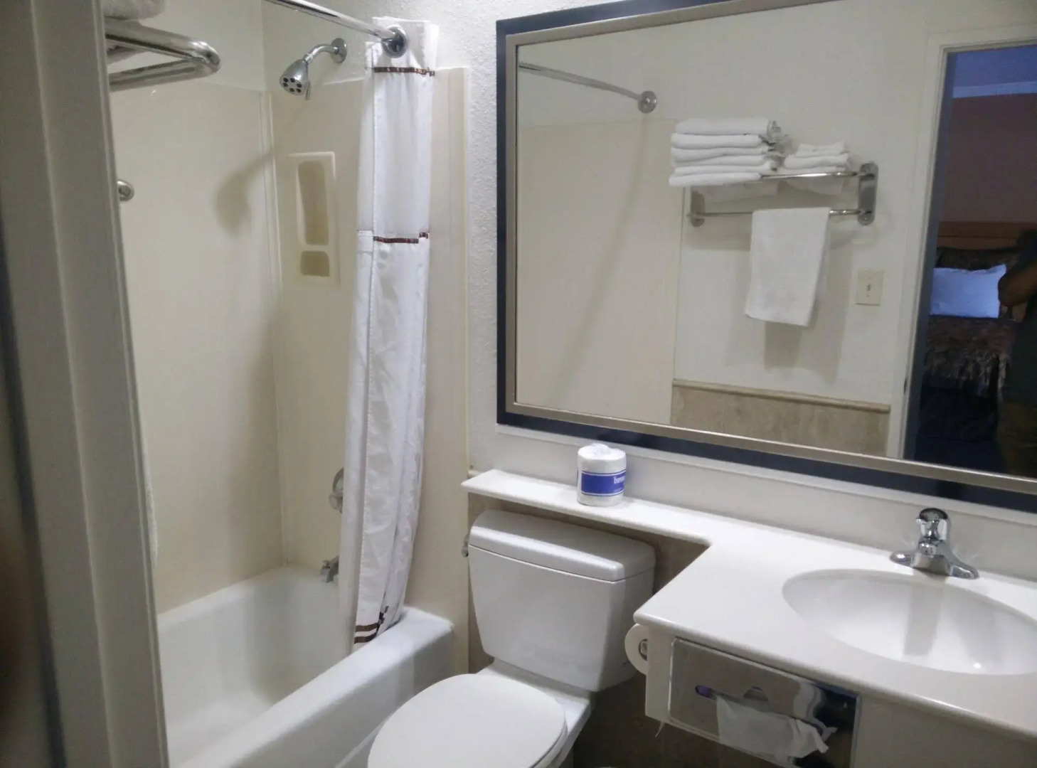 Photo - Anaheim Islander Inn and suites near Park and Convention center