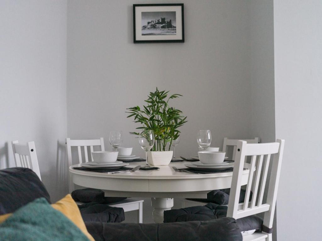House - Sleeps 4 - Pet Friendly - Parking - Garden