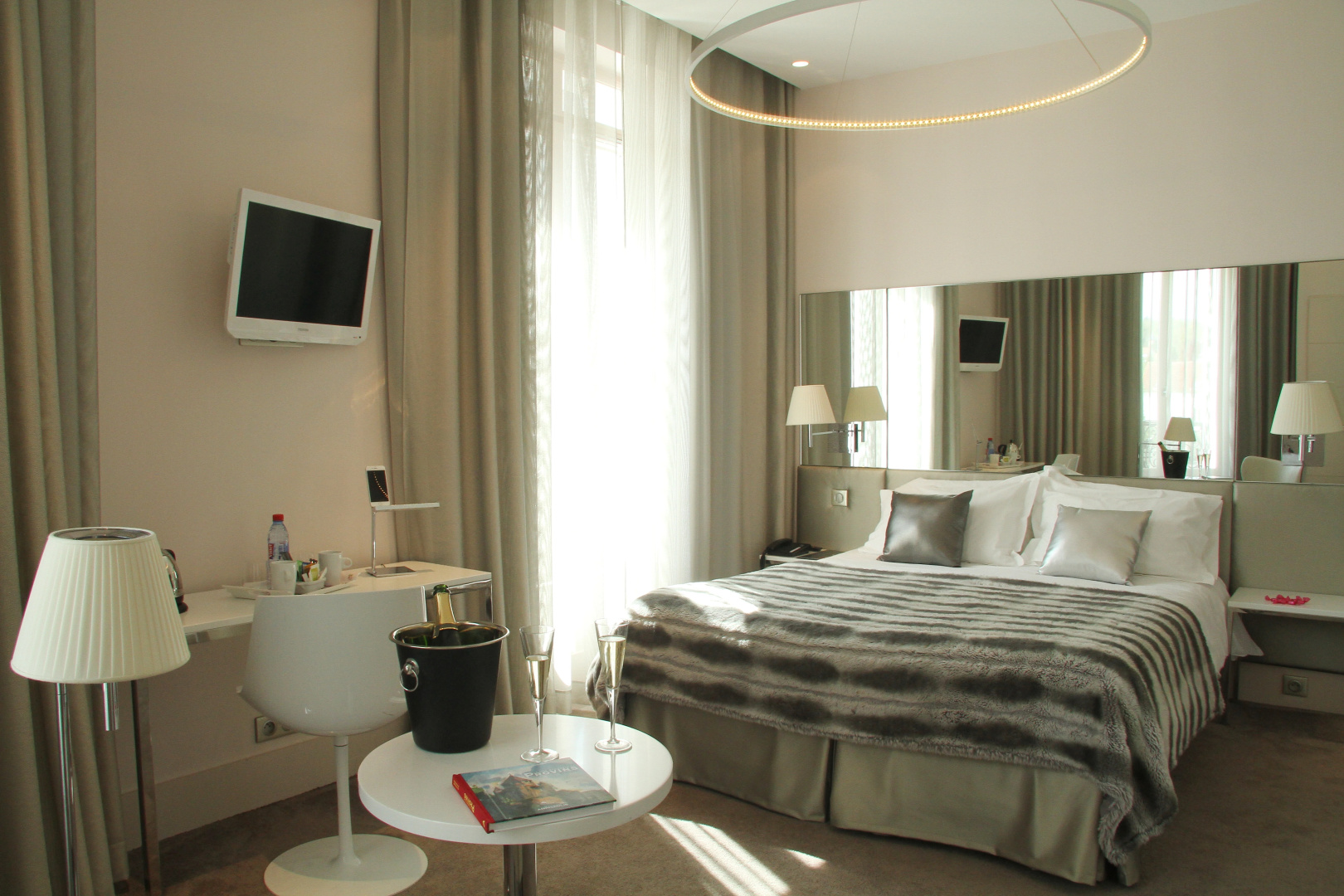 Photo - Le Cesar Hotel