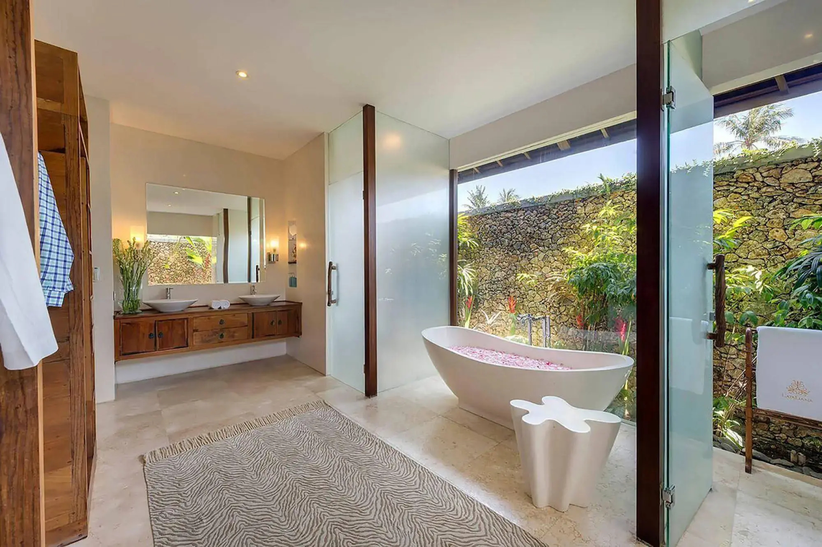 Photo - Villa Kori Bali Kubu, 9 people maximum, close to Seminyak Beach