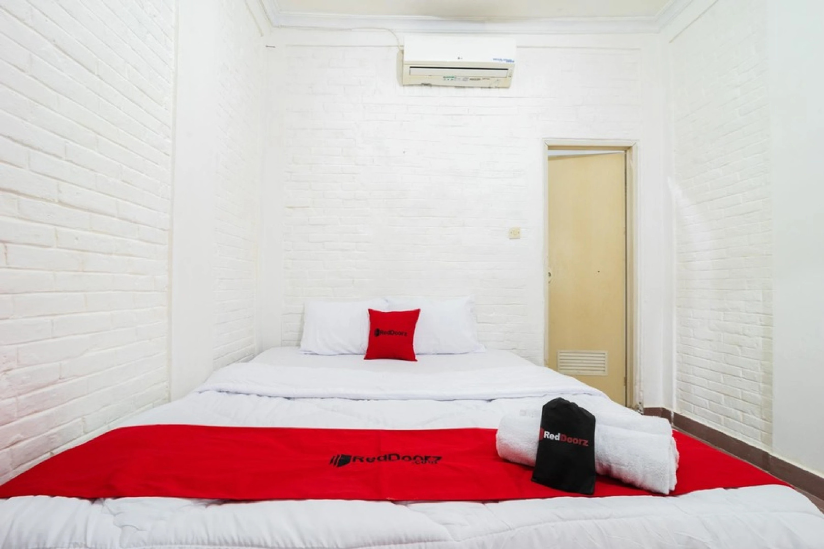 Photo - RedDoorz near Universitas Pamulang