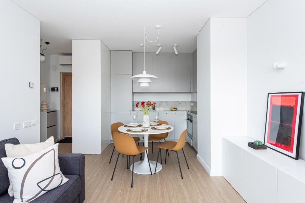 New Modern Apt with Garage Parking, Balcony, by Cohost
