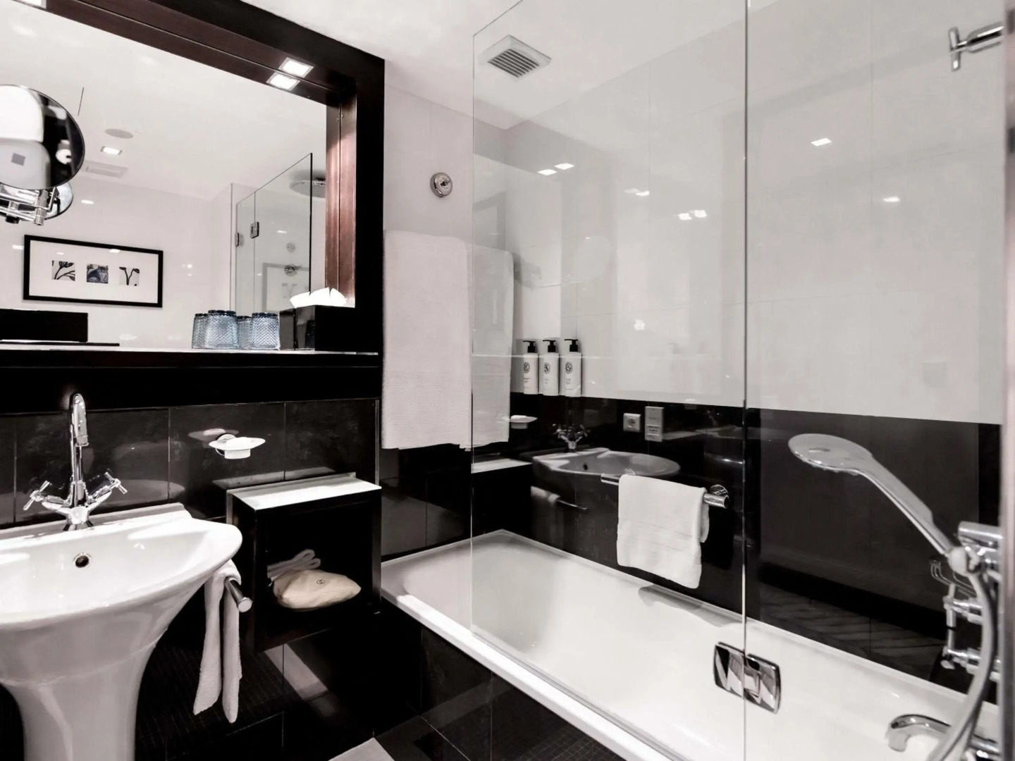 Photo - Warwick Melrose Hotel