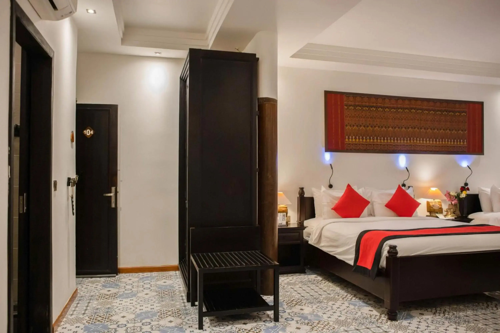 Photo - La Rose Suites