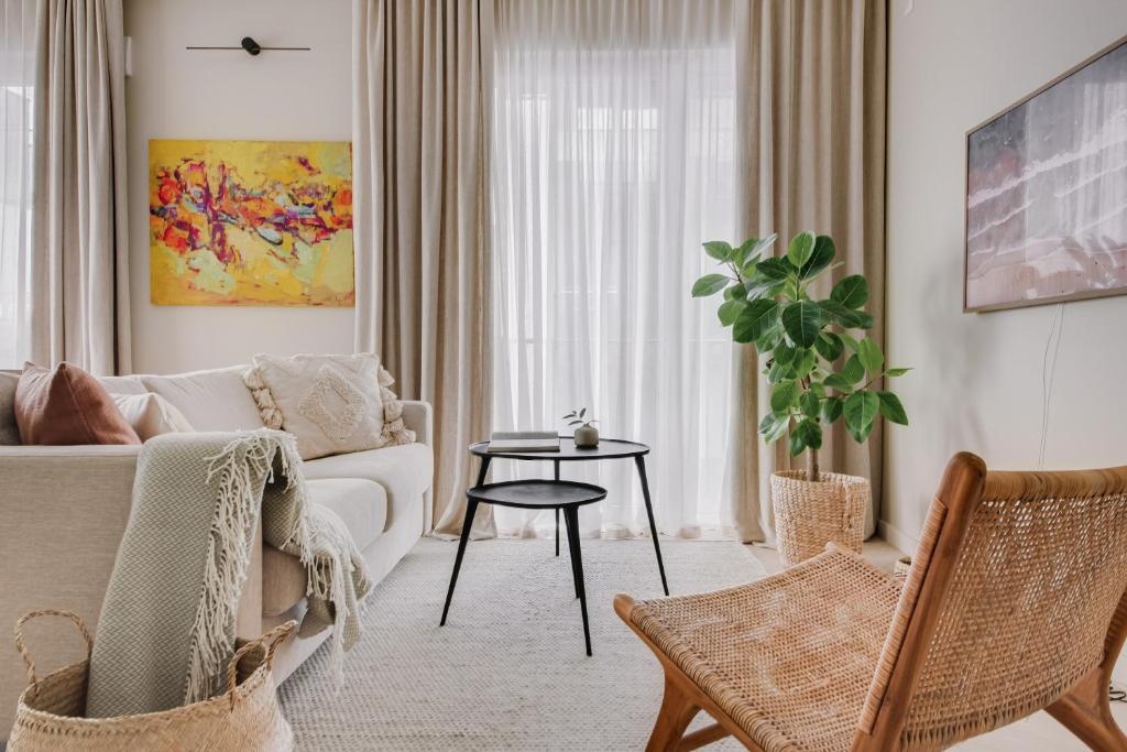 #stayhere - Brand New Unique Designer 1BDR in Trendy Neighbourhood