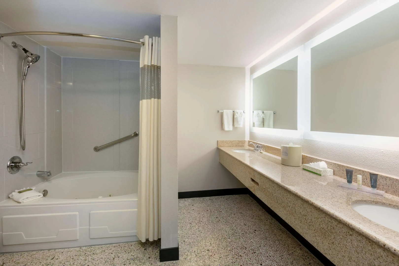 Photo - Wingate by Wyndham DFW / North Irving