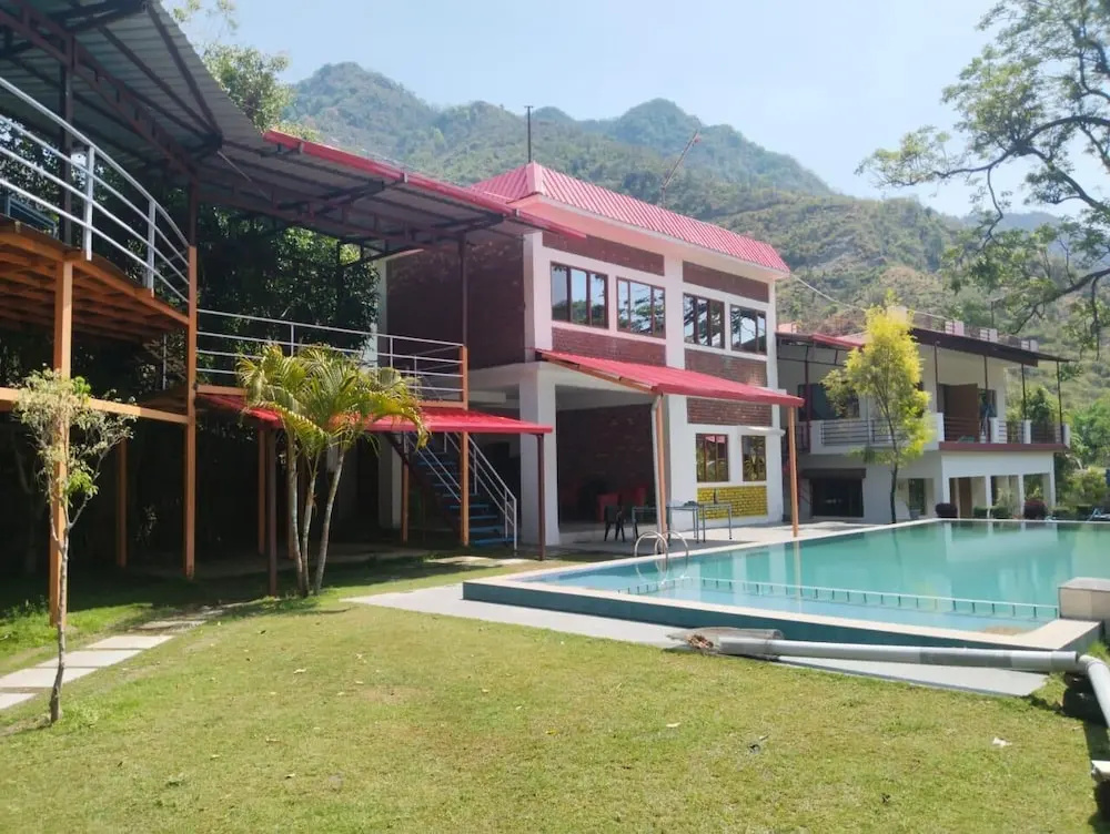 Buddy hikers wellness farmhouse