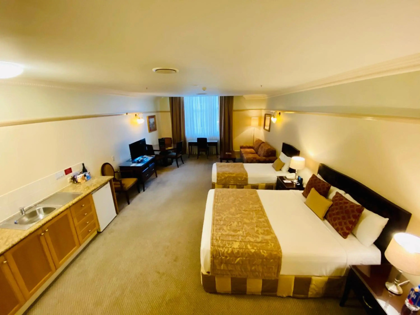 Photo - Royal Albert Hotel