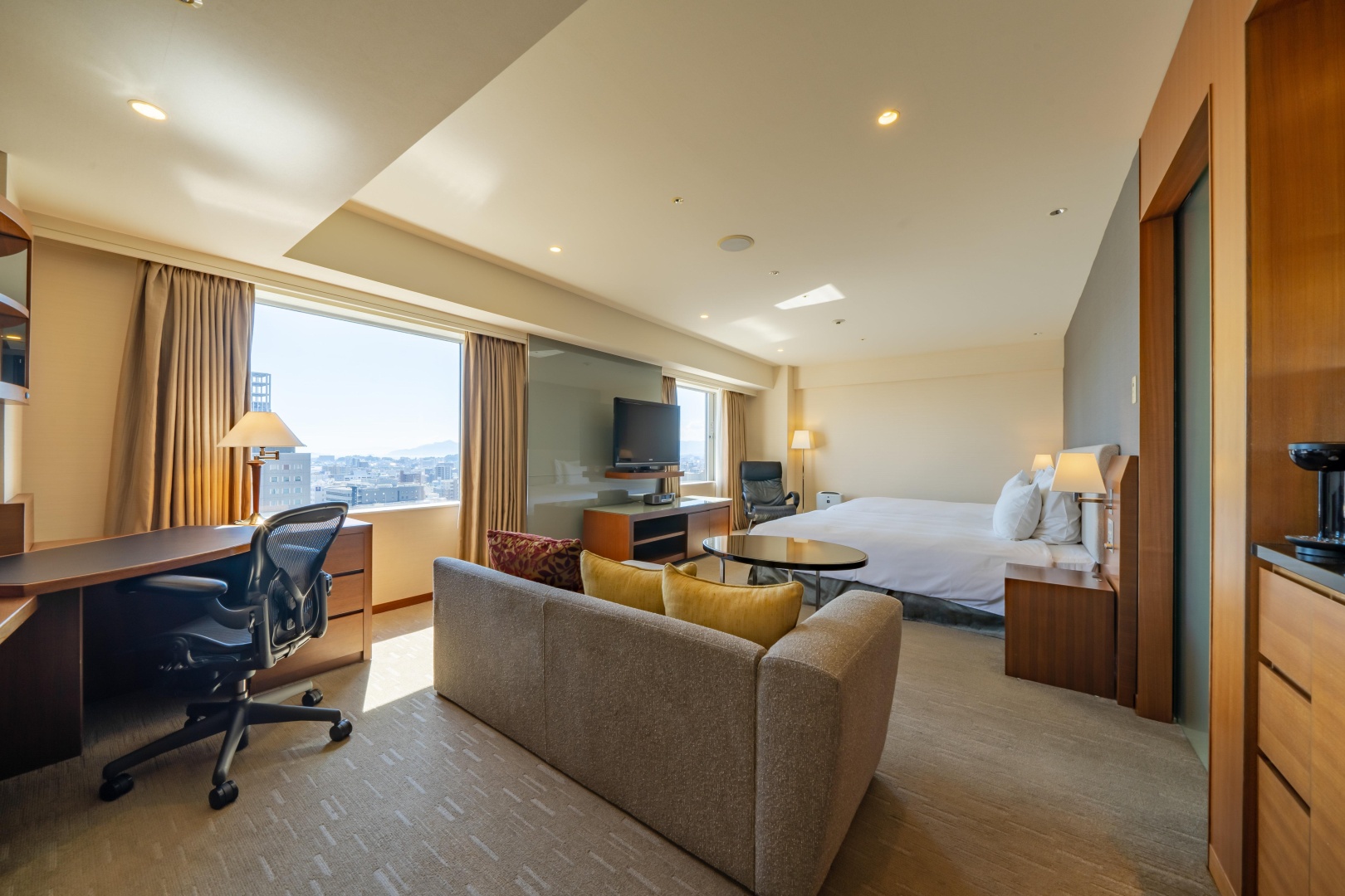 Отель ANA Crowne Plaza Hiroshima, an IHG Hotel